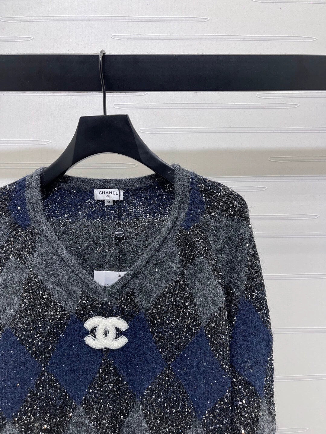 Lingge bead V-neck long sleeved shirt