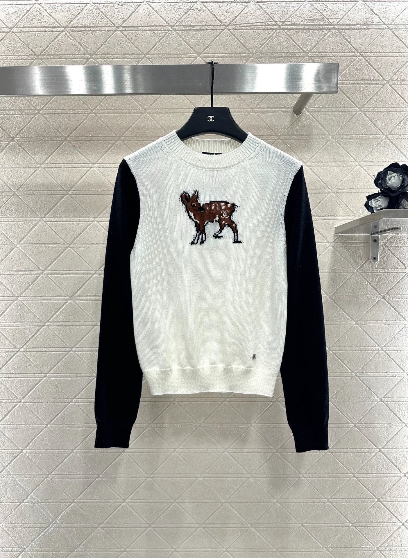 Round deer letter sweater