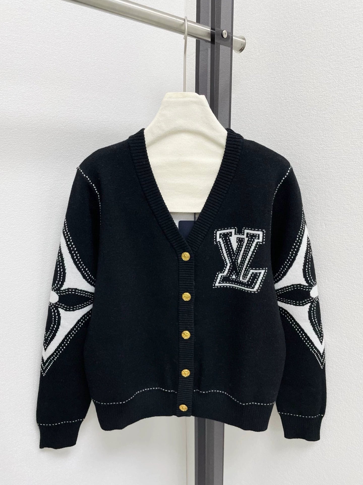25fw Sleeve contrasting logo V-neck cardigan