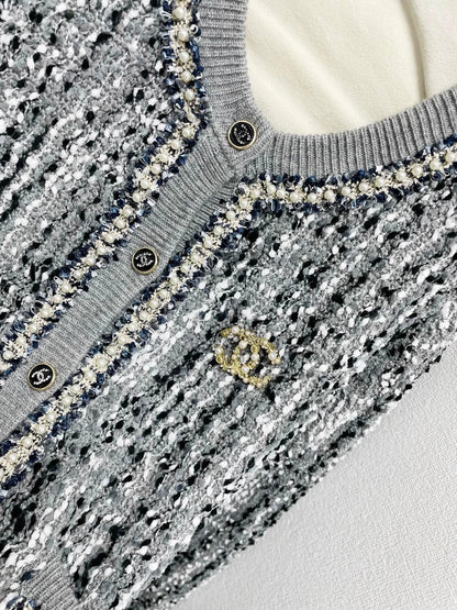 25fw Wearing a round neck cardigan with beads