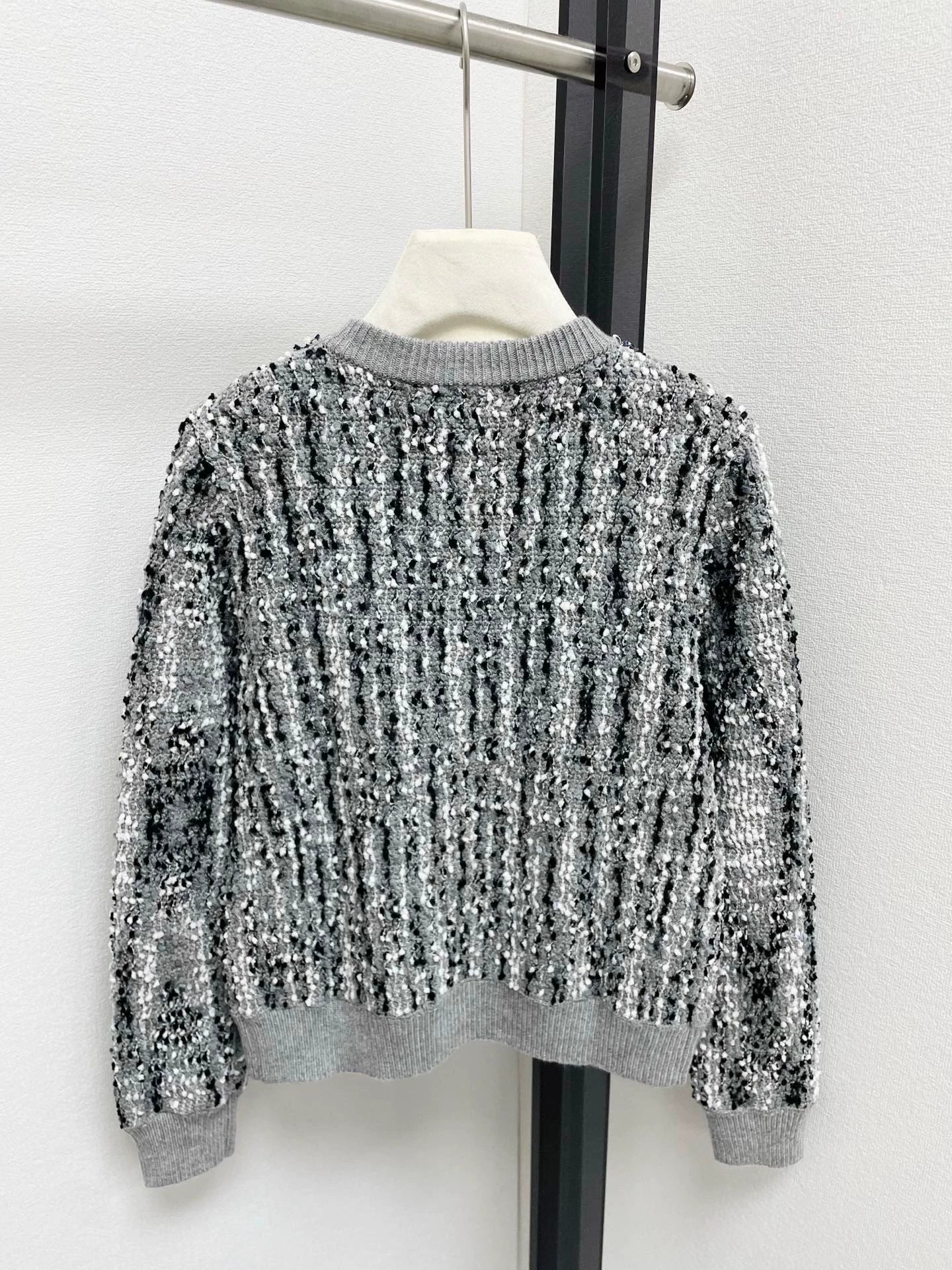 25fw Wearing a round neck cardigan with beads