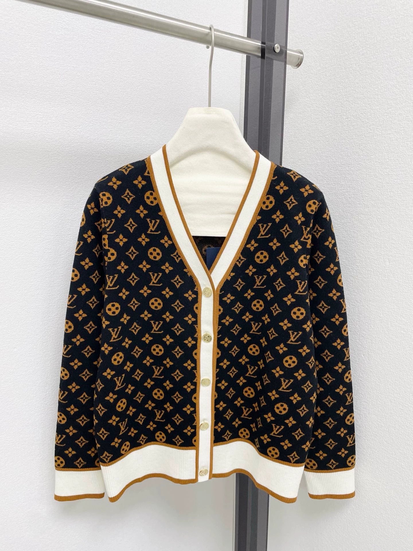 25fw Manlaohua V-neck cardigan