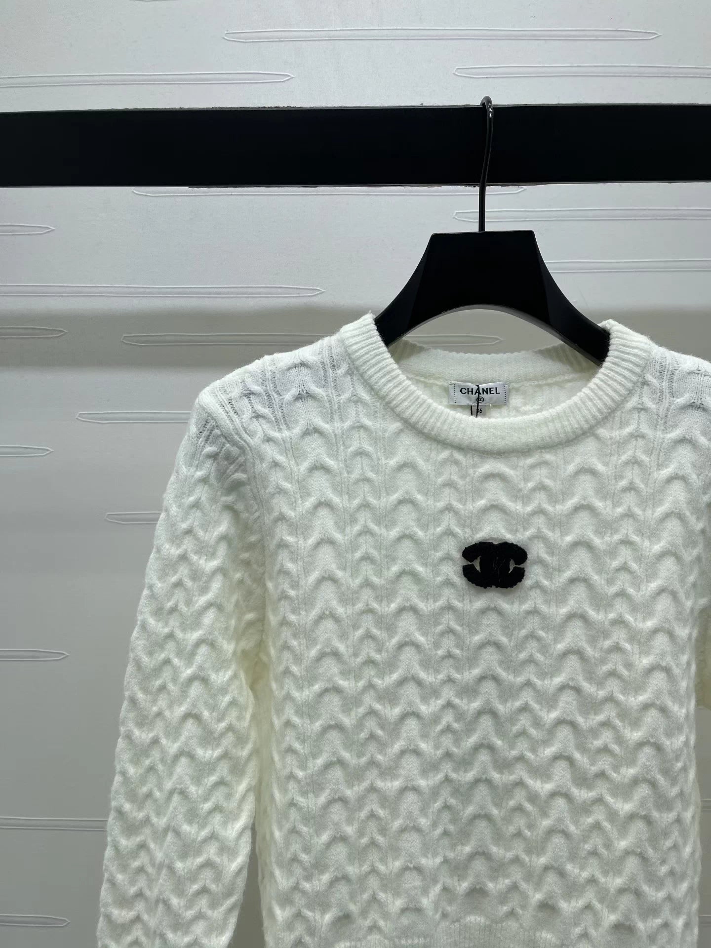 Round neck pullover long sleeved sweater