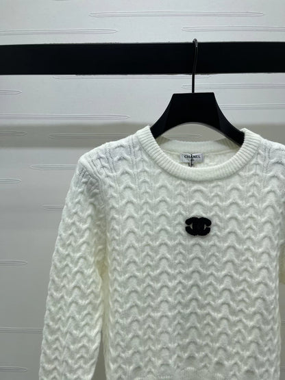 Round neck pullover long sleeved sweater