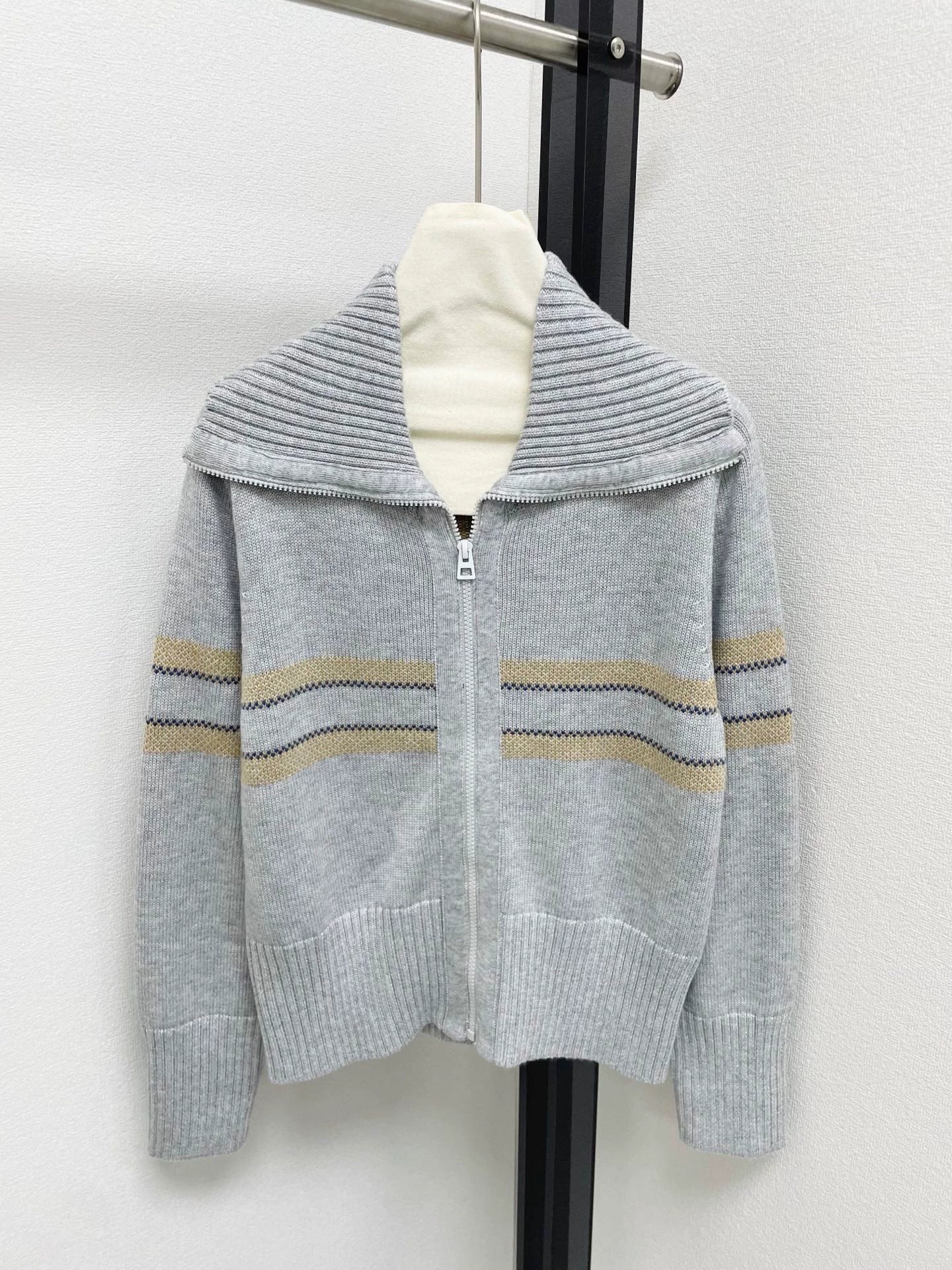 25fw Navy collar cardigan with contrasting colors