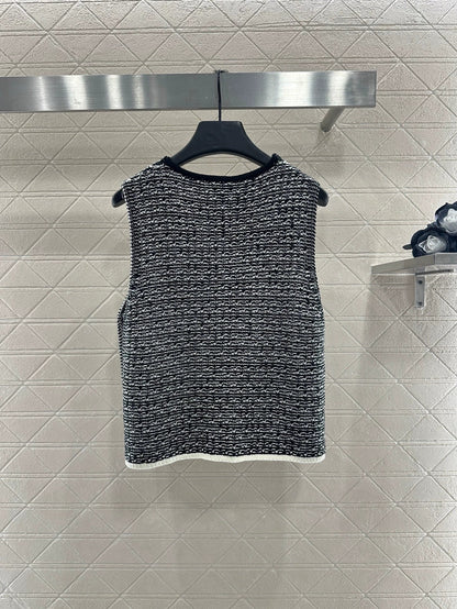 25fw Knitted vest with buckle