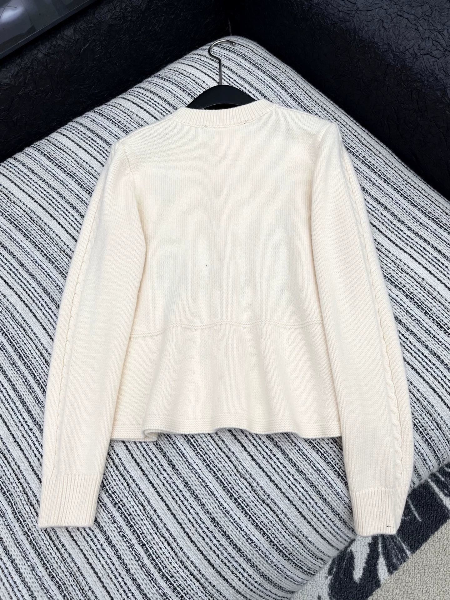 25fw Hook flower lotus leaf cardigan