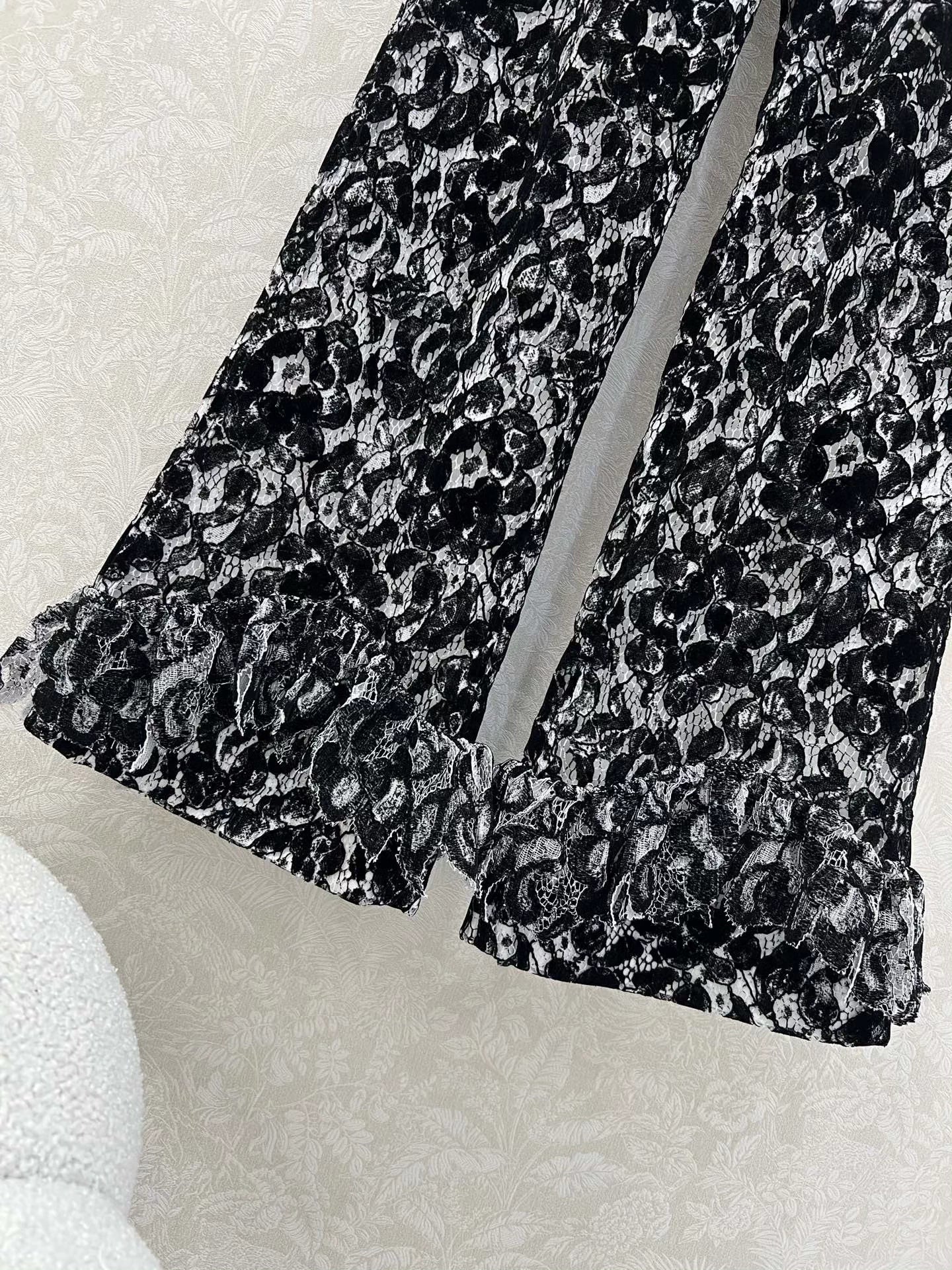 Lace small fragrant trumpet pants