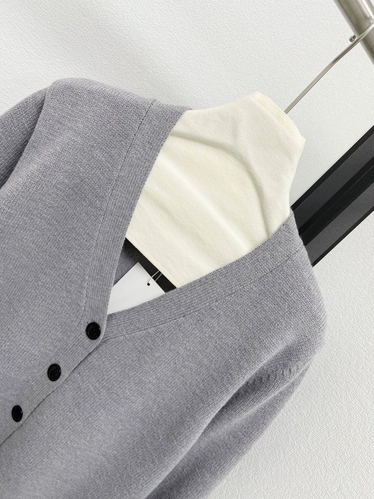 25fw V-neck knitted cardigan