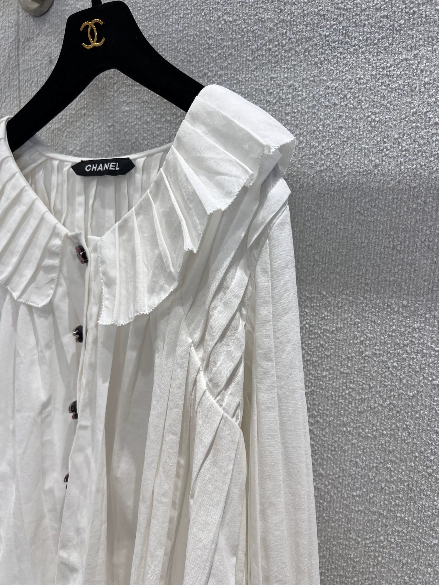 Single breasted pleated doll collar long sleeved shirt