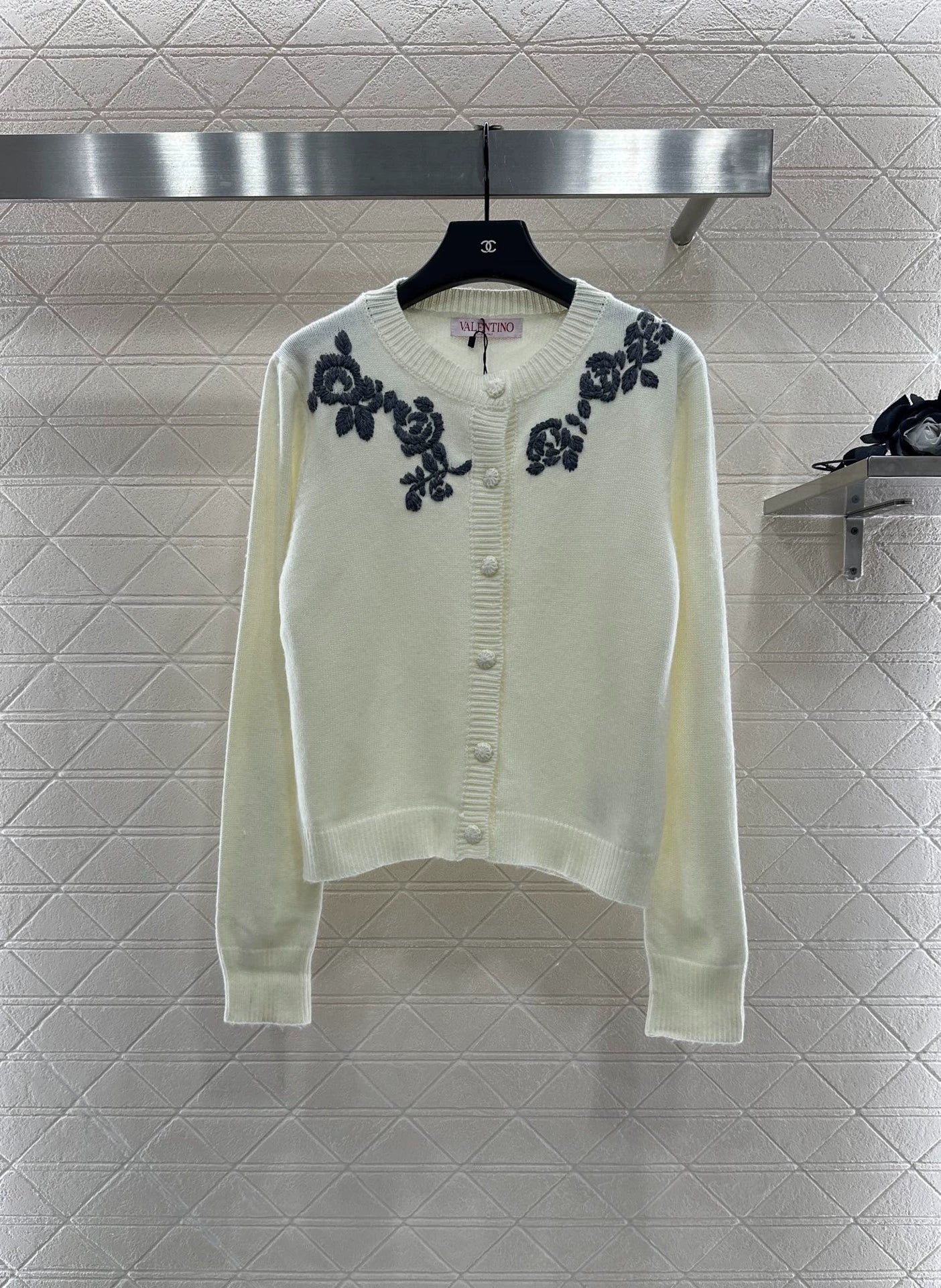 25fw Round neck embroidered cardigan