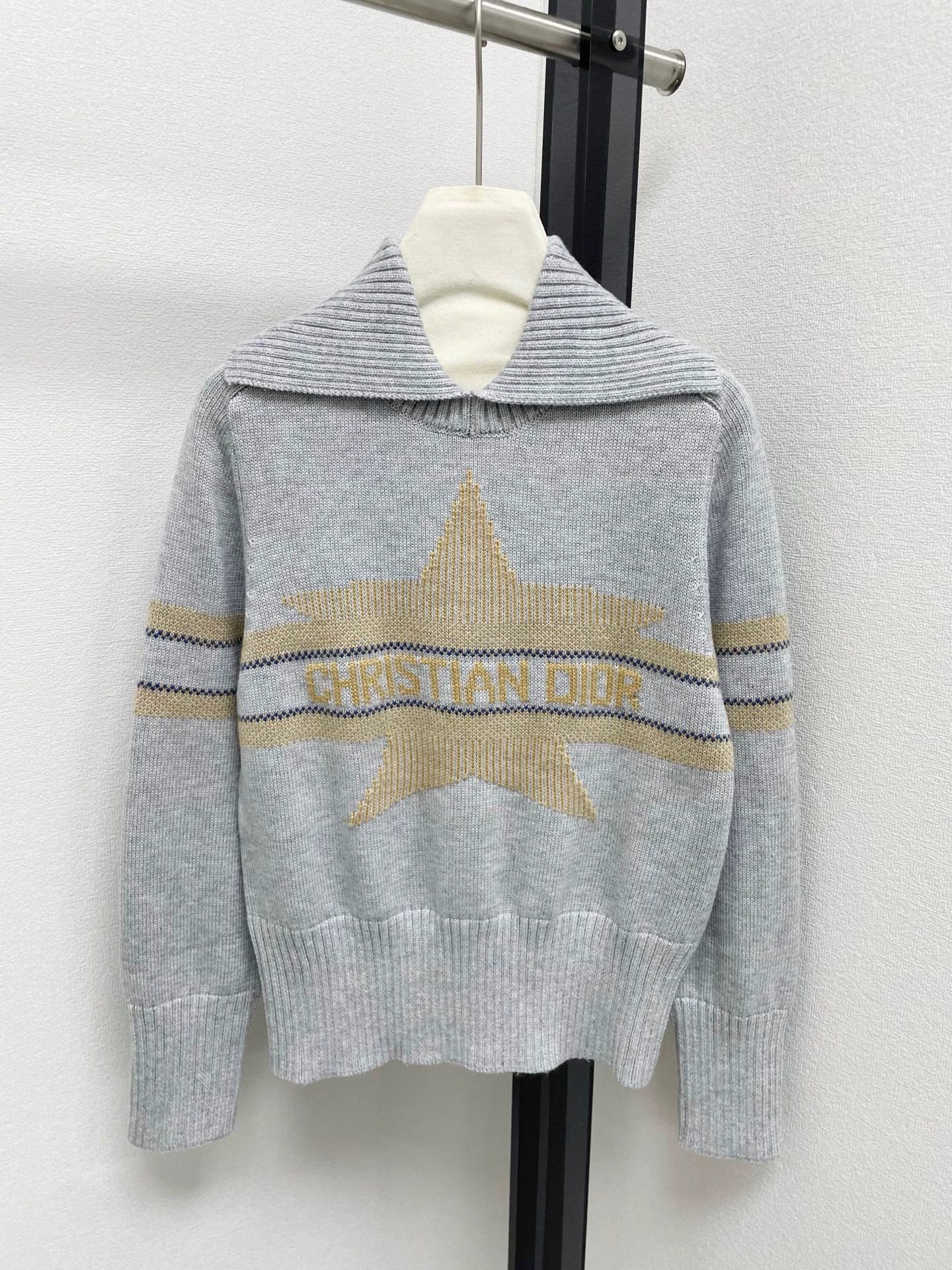 25fw Vertical contrasting navy neck sweater