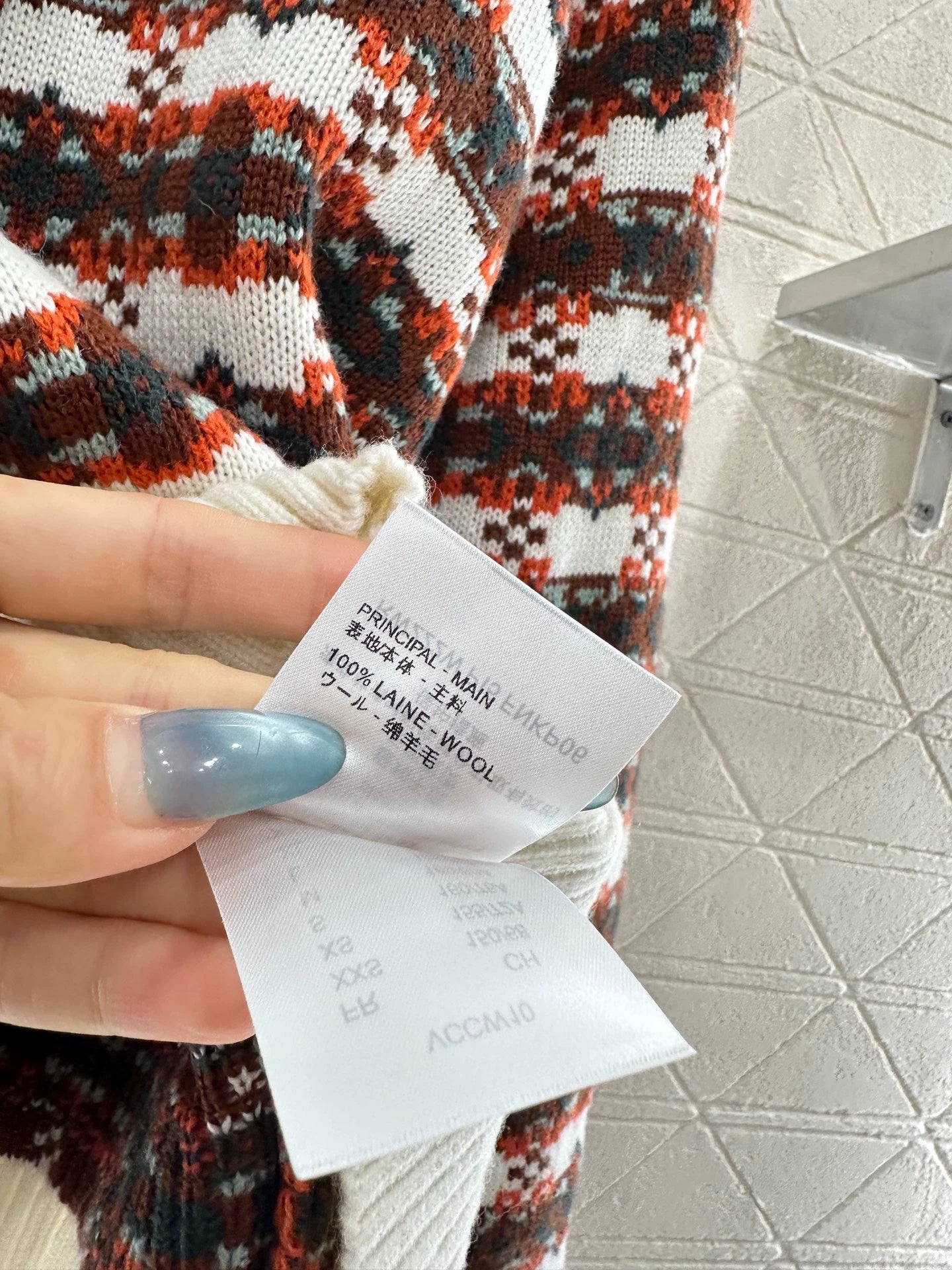 Round neck knitted pullover sweater