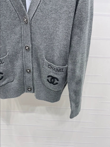 25fw V-neck long sleeved knitted cardigan