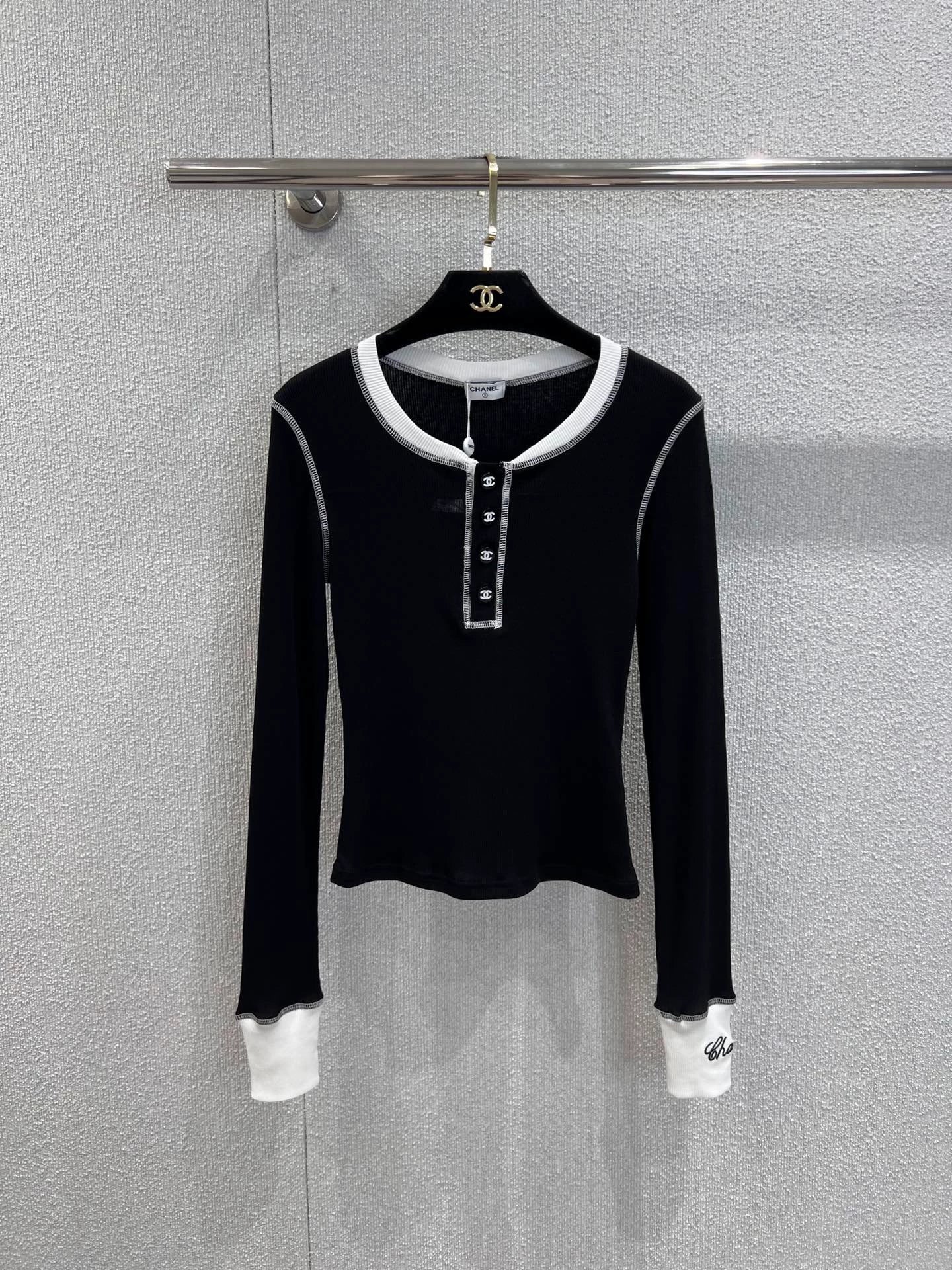 Color-blocked long-sleeved base layer top