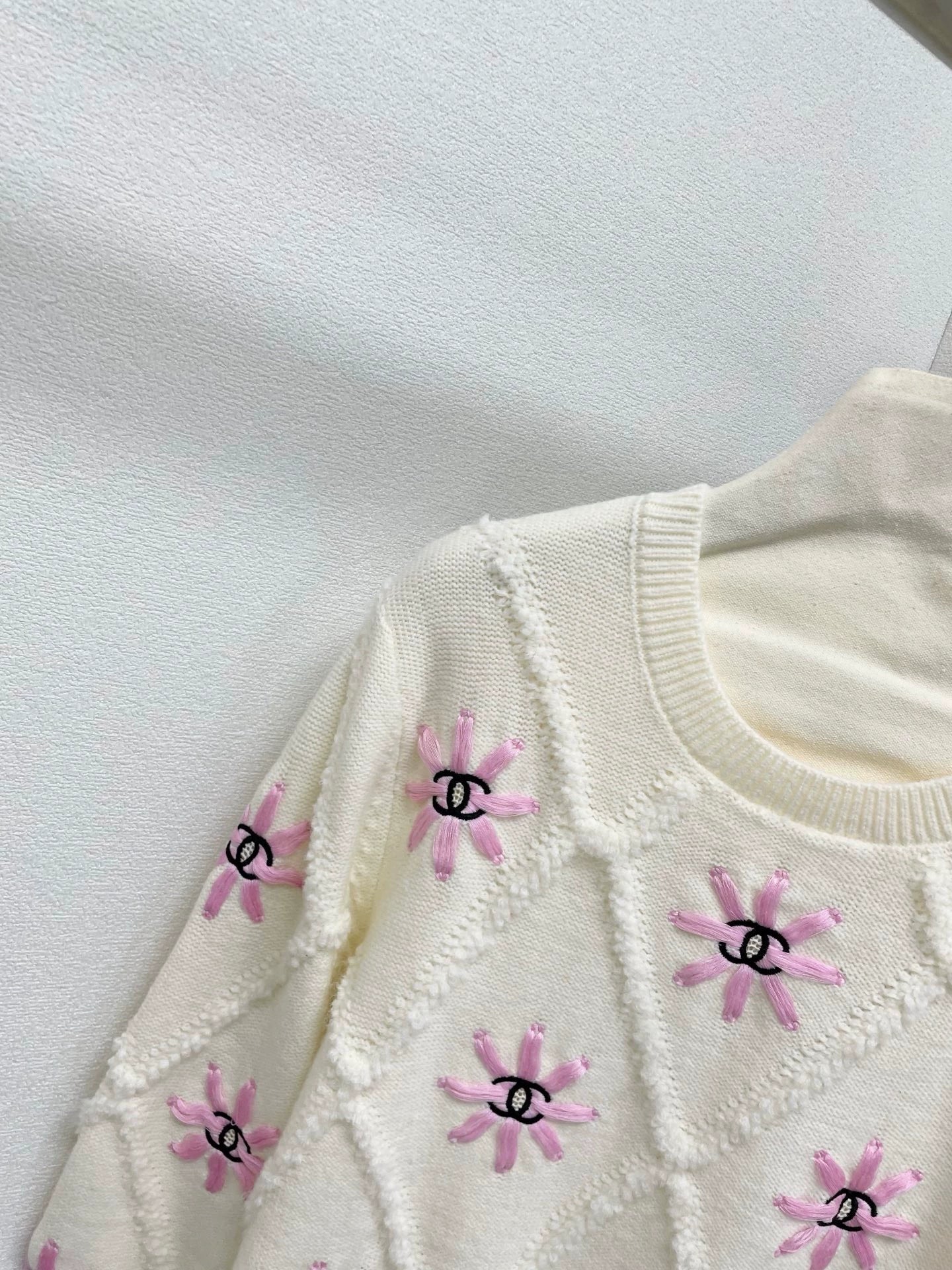 Lingge Flower Embroidered Knitted Sweater