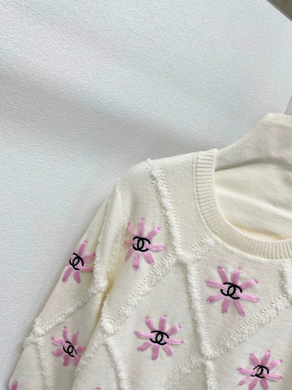 Lingge Flower Embroidered Knitted Sweater
