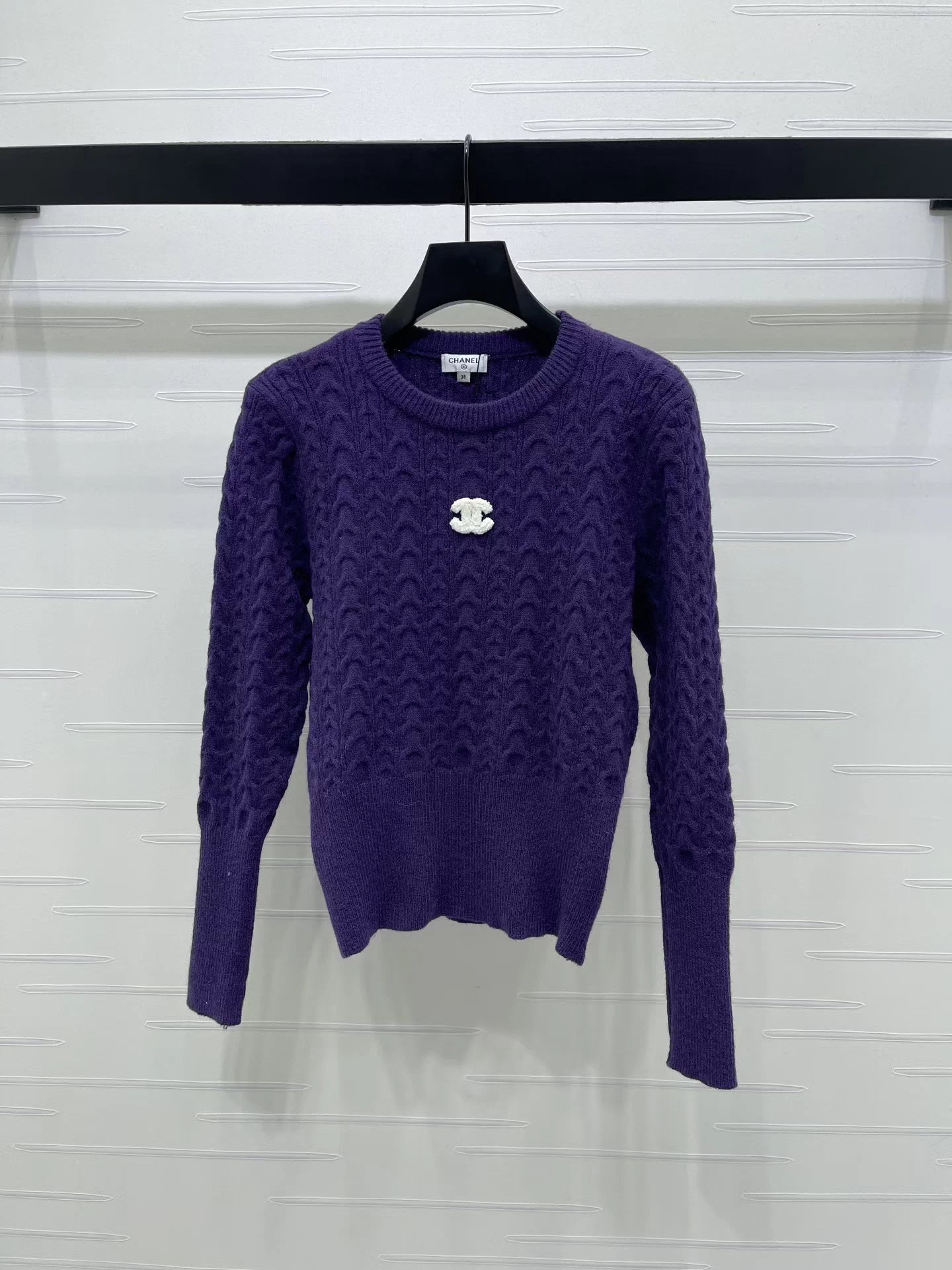 Round neck pullover long sleeved sweater