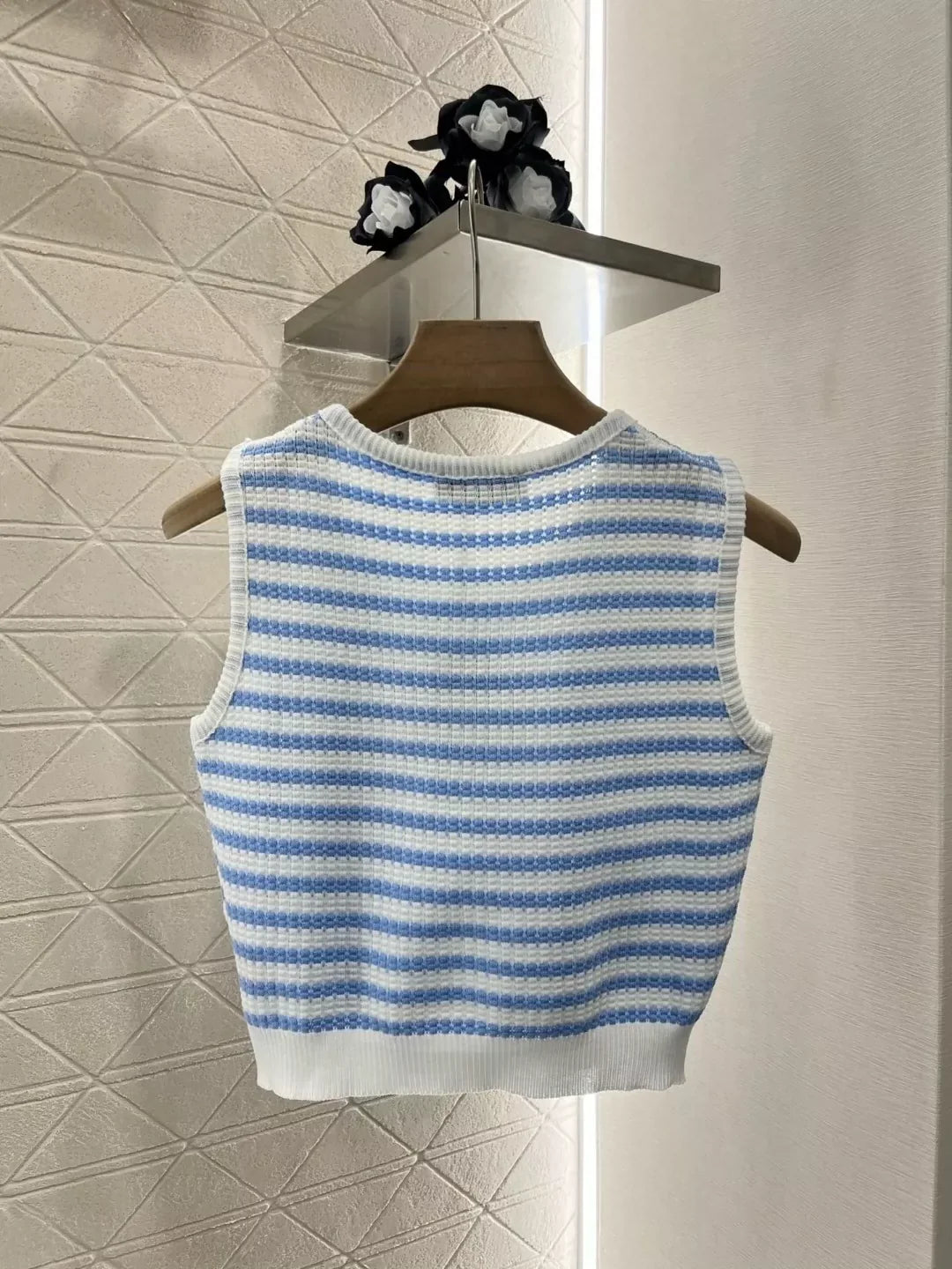 25 Spring and Summer New Contrast Stripe Embroidery Knitted Vest
