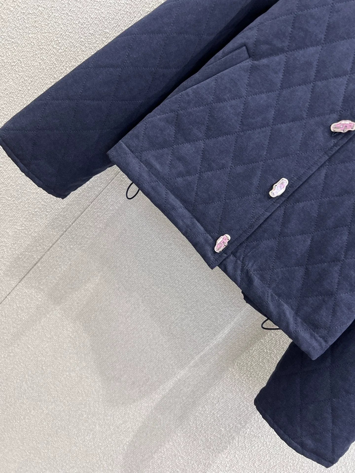 Diamond-patterned cropped denim jacket