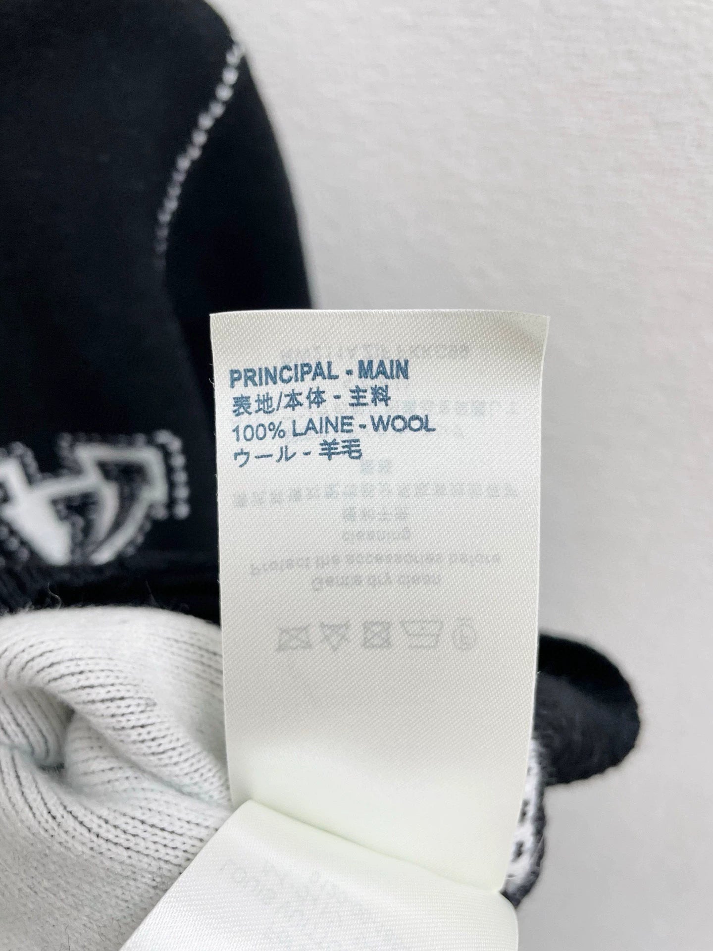 25fw Sleeve contrasting logo V-neck cardigan