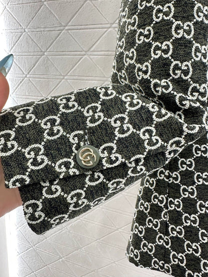 Flip collar jacquard suit