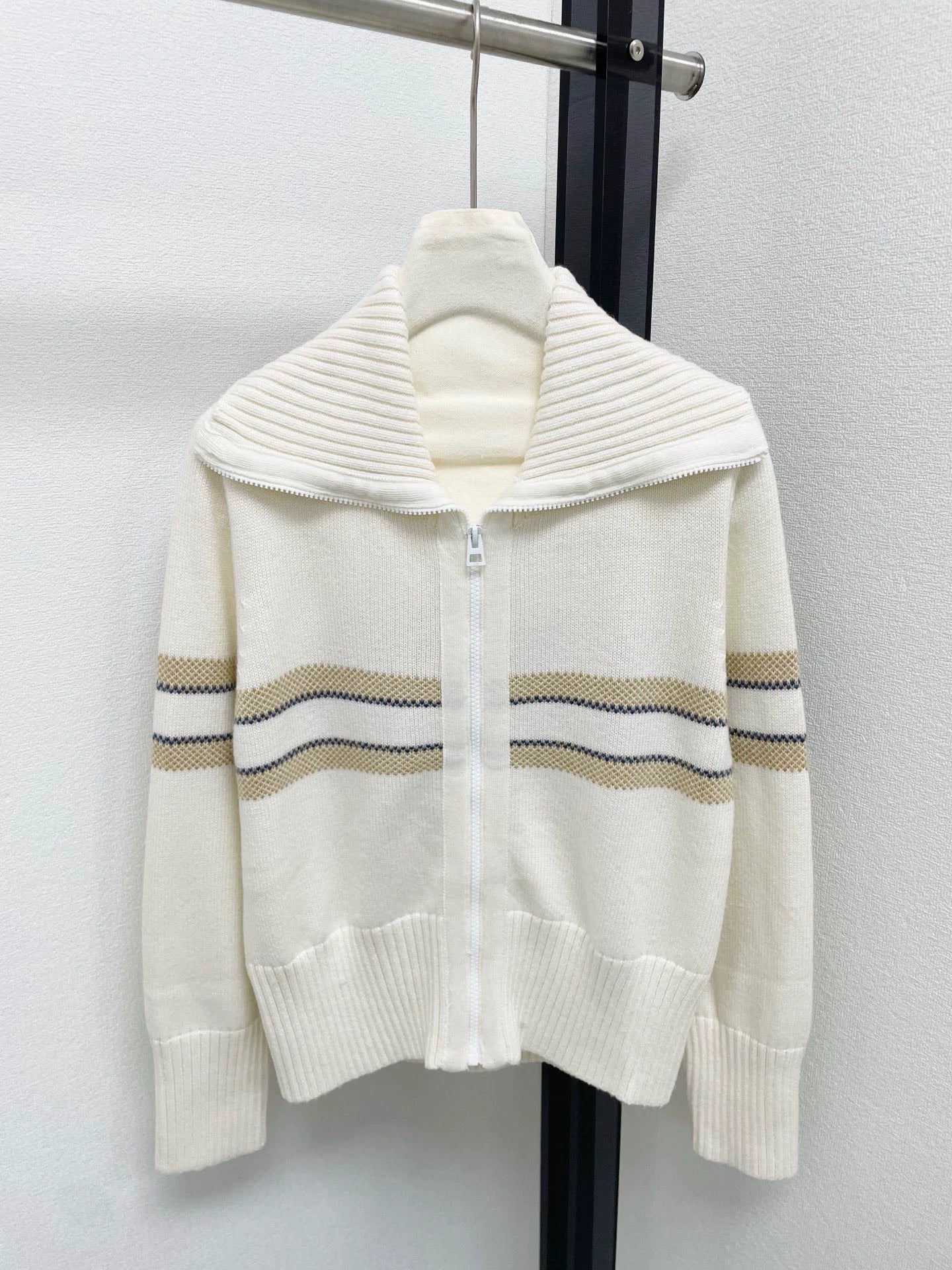 25fw Navy collar cardigan with contrasting colors