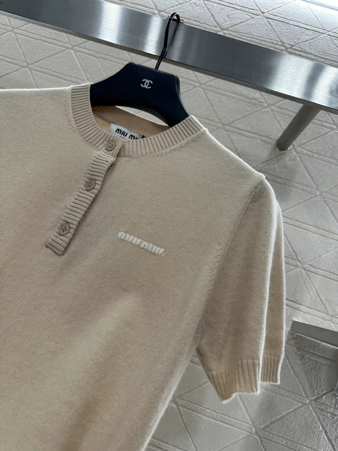 Button half open knit short sleeved shirt