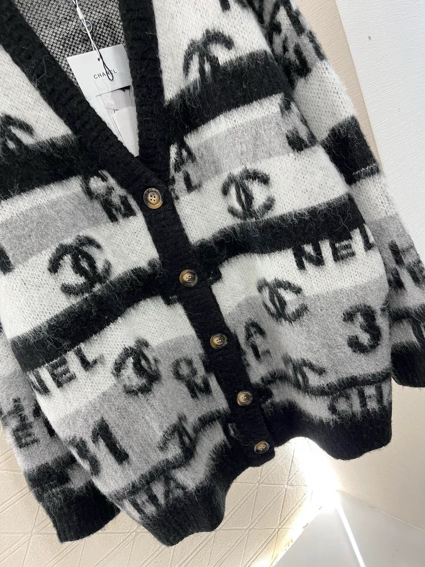 25fw Striped jacquard knitted cardigan