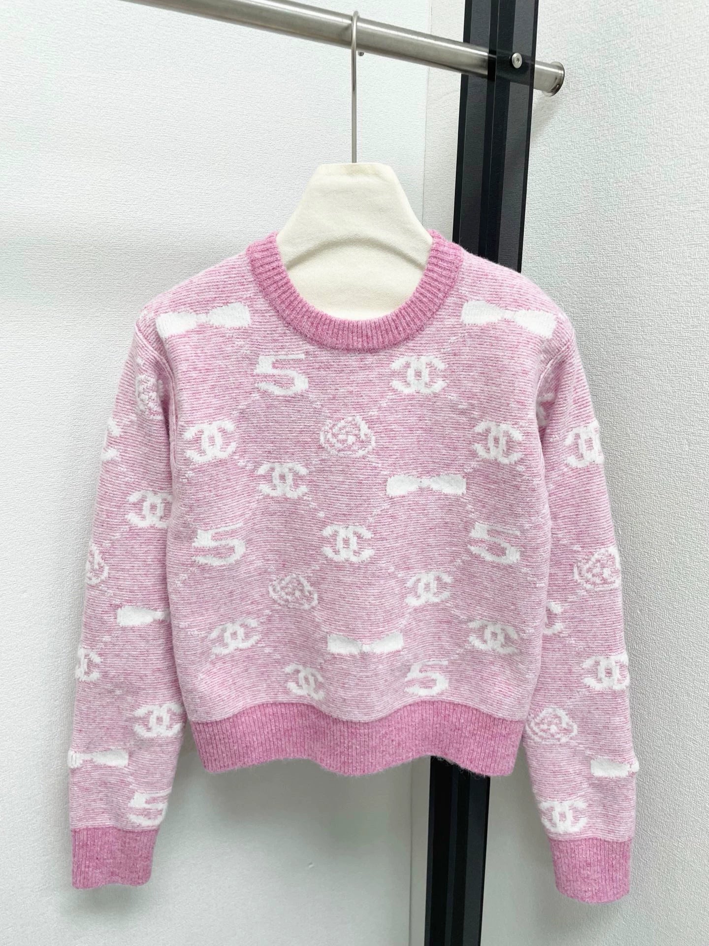 Diamond shaped Double C Bow Sweater