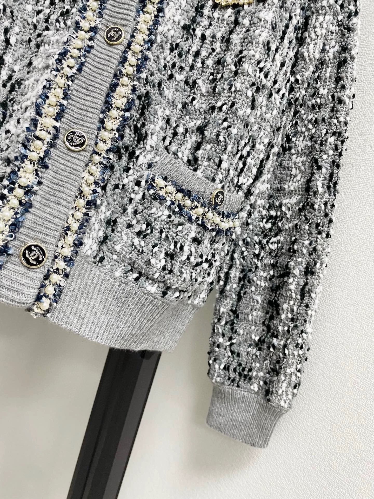 25fw Wearing a round neck cardigan with beads