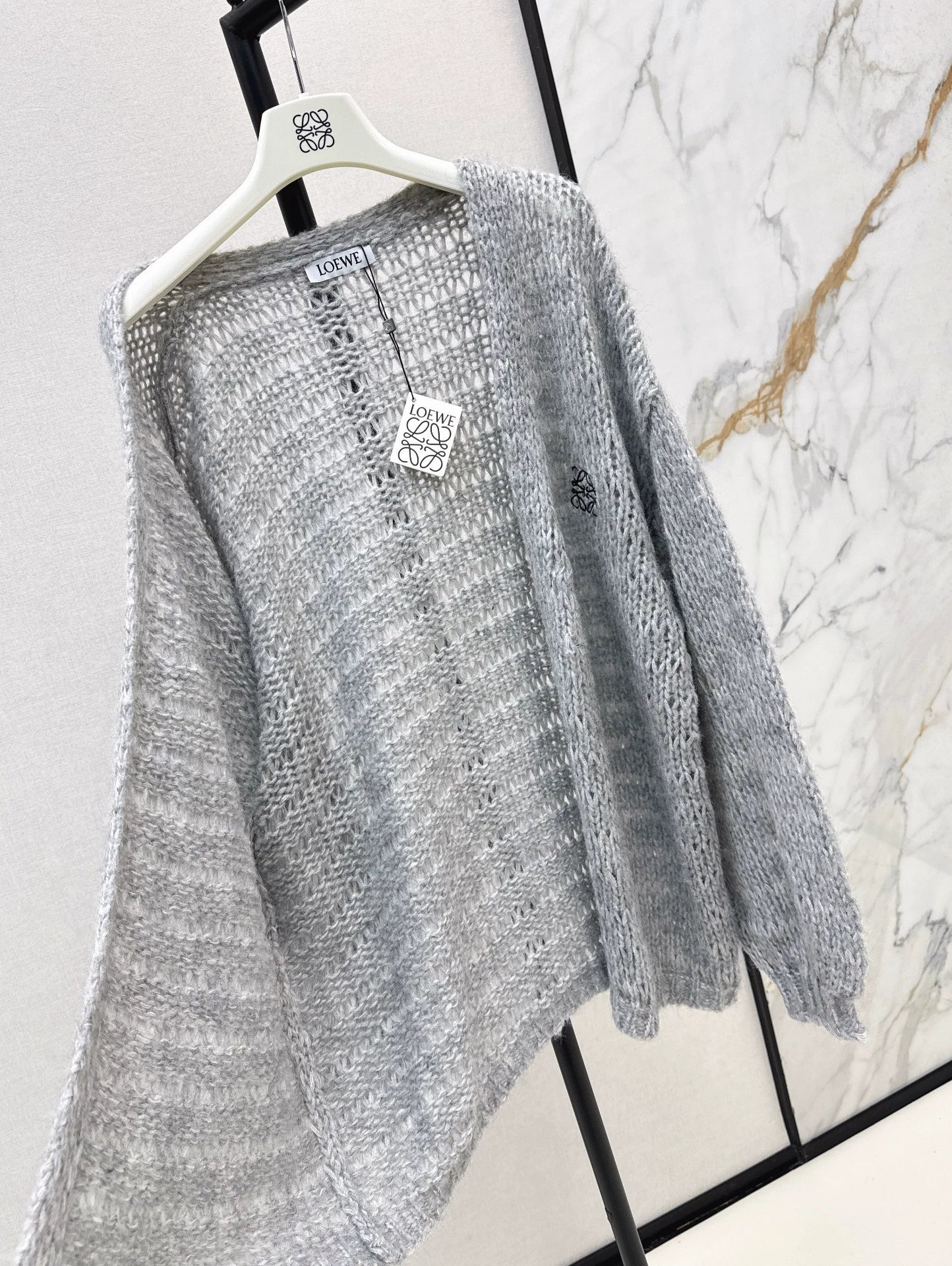 25 Embroidered decorative V-neck knitted silhouette cardigan