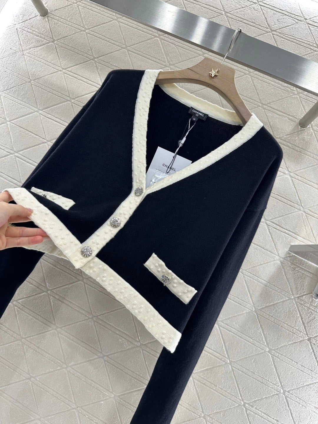 V-neck short knit sweater