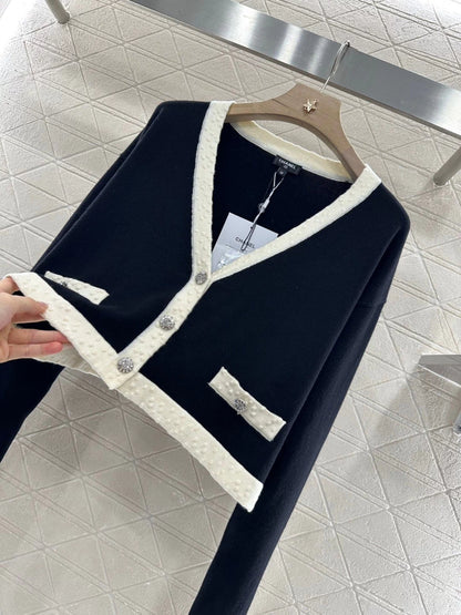 V-neck short knit sweater