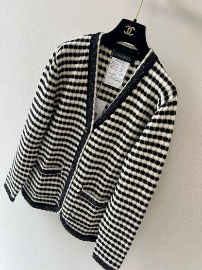 25fw Striped V-neck knitted long sleeved cardigan