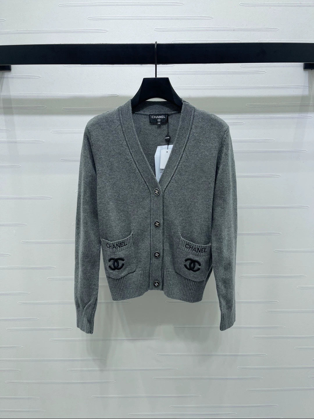 25fw V-neck long sleeved knitted cardigan