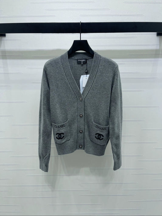 25fw V-neck long sleeved knitted cardigan