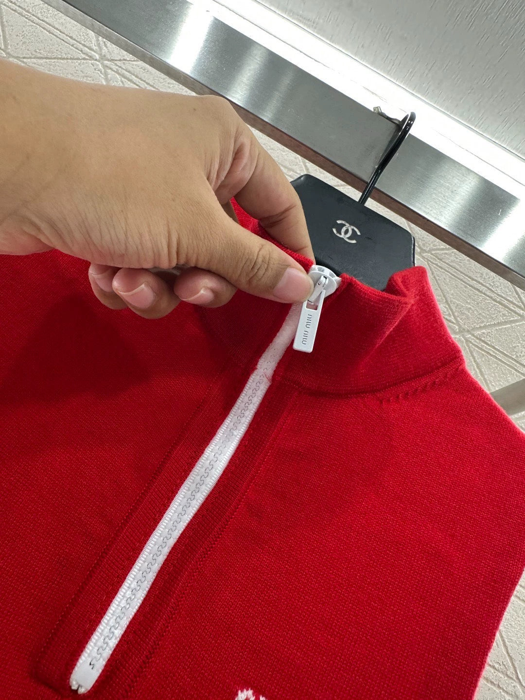 Small stand collar knitted vest