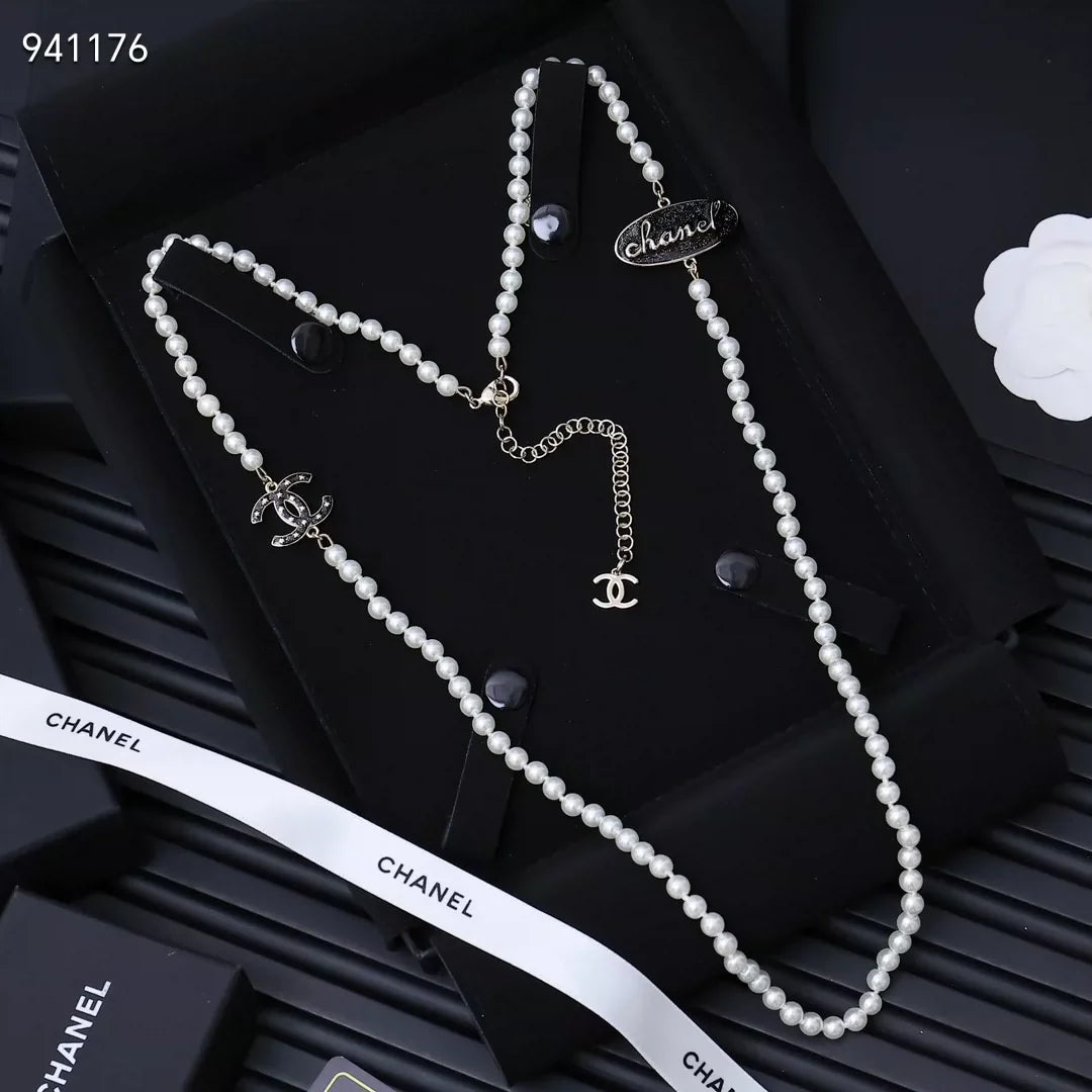 Elliptical pearl sweater chain