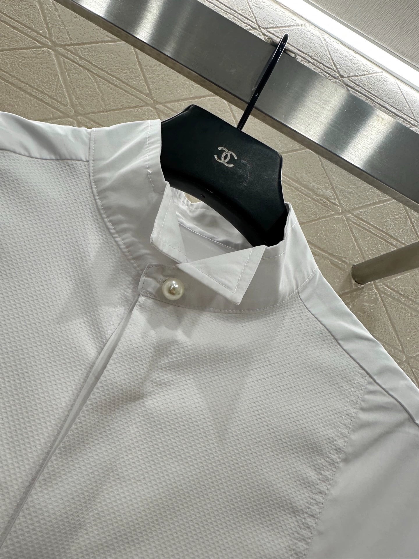 Stand up collar solid color silhouette shirt