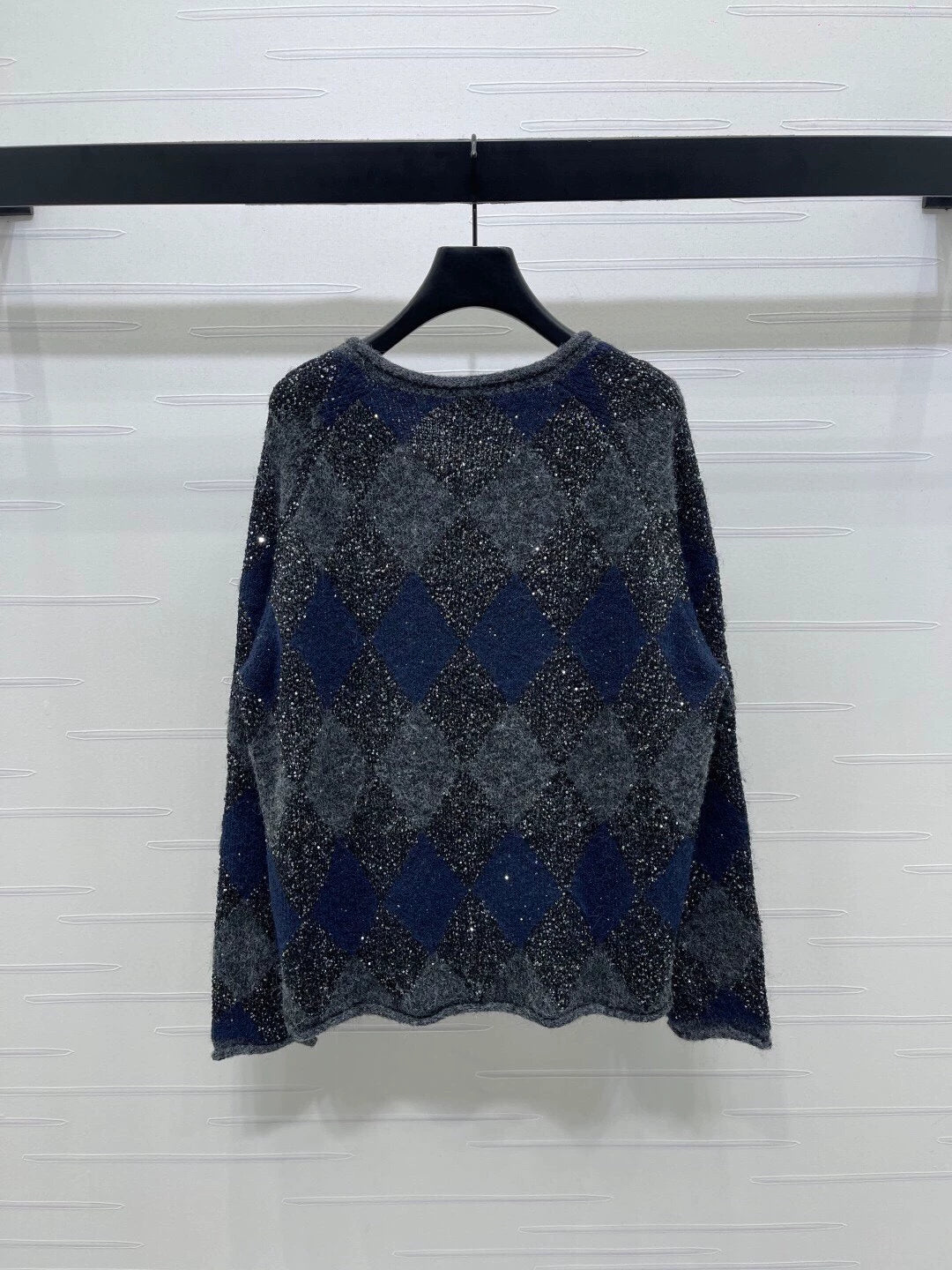 Lingge bead V-neck long sleeved shirt