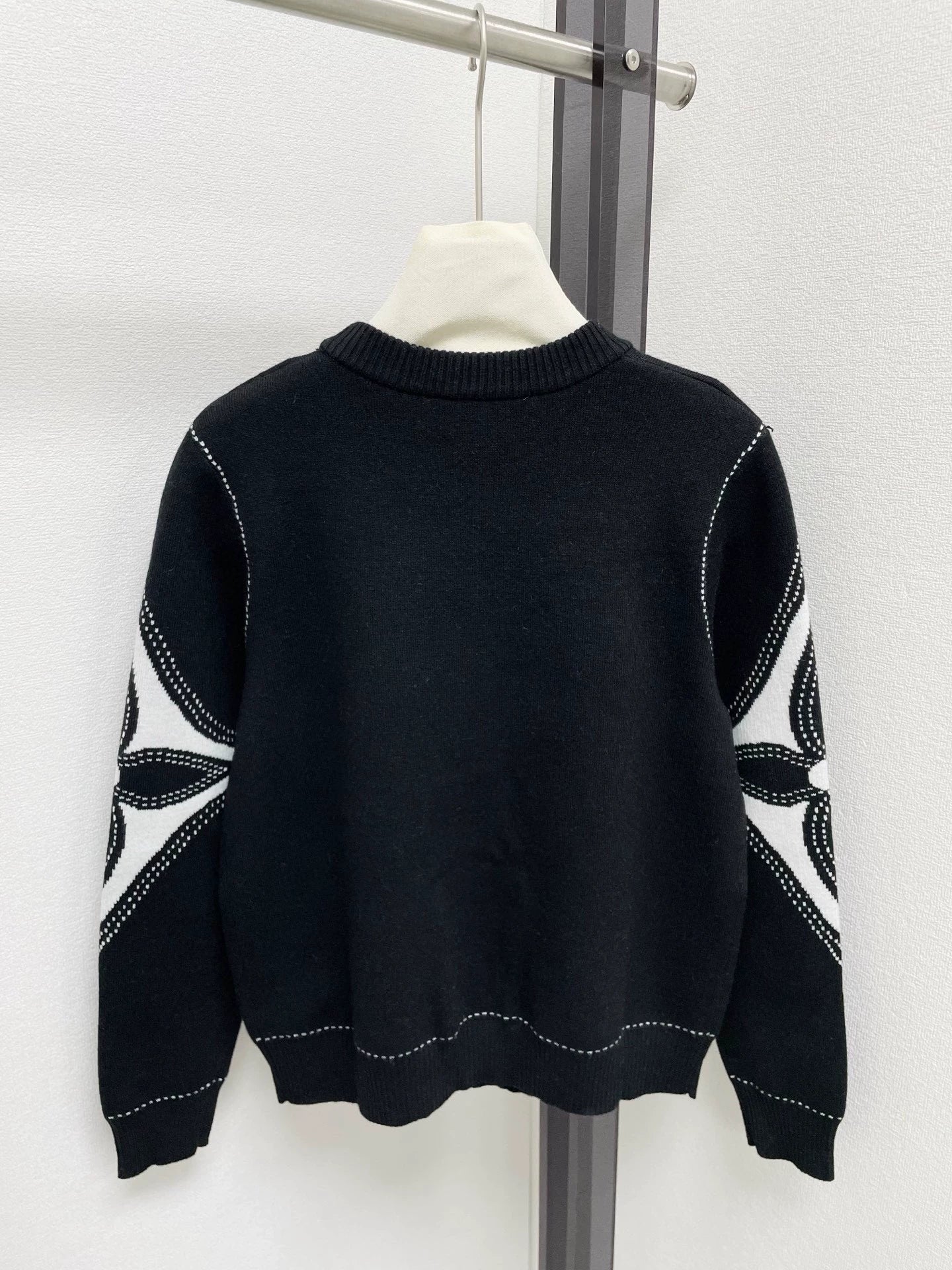 25fw Sleeve contrasting logo V-neck cardigan