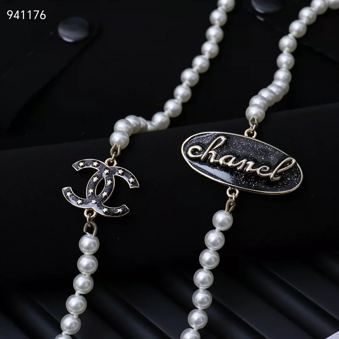 Elliptical pearl sweater chain