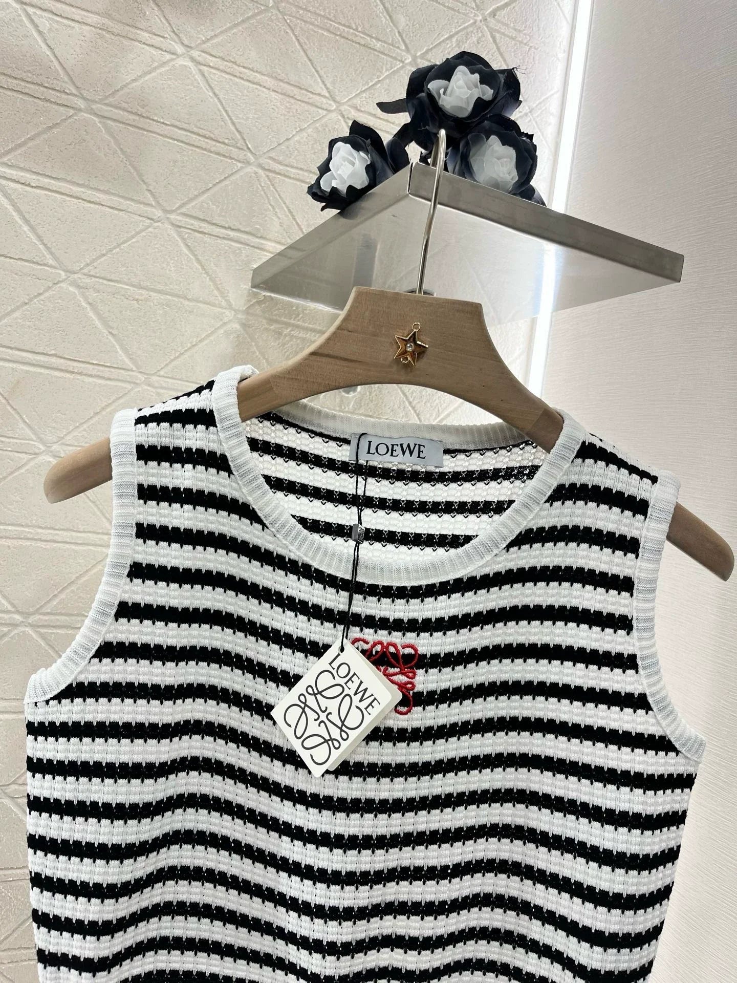 25 Spring and Summer New Contrast Stripe Embroidery Knitted Vest