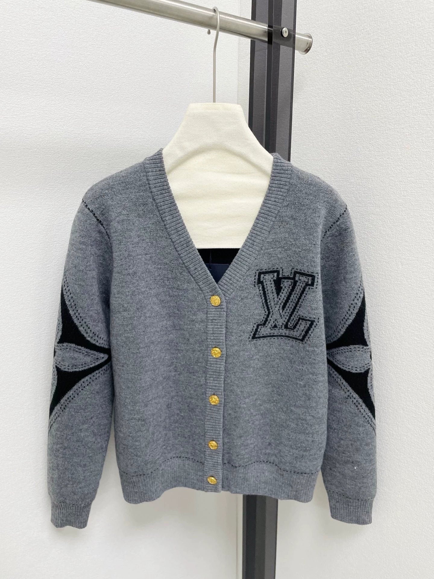 25fw Sleeve contrasting logo V-neck cardigan