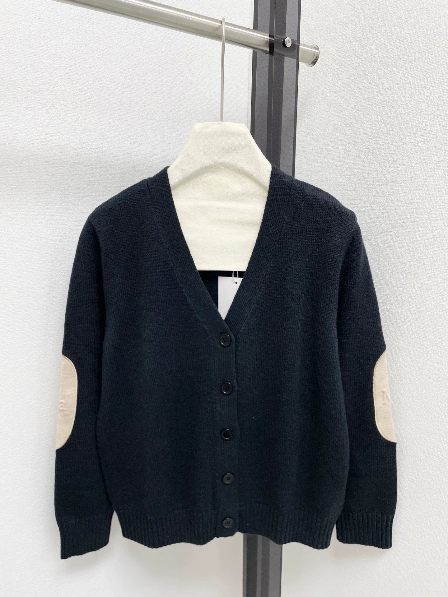 25fw V-neck knitted cardigan