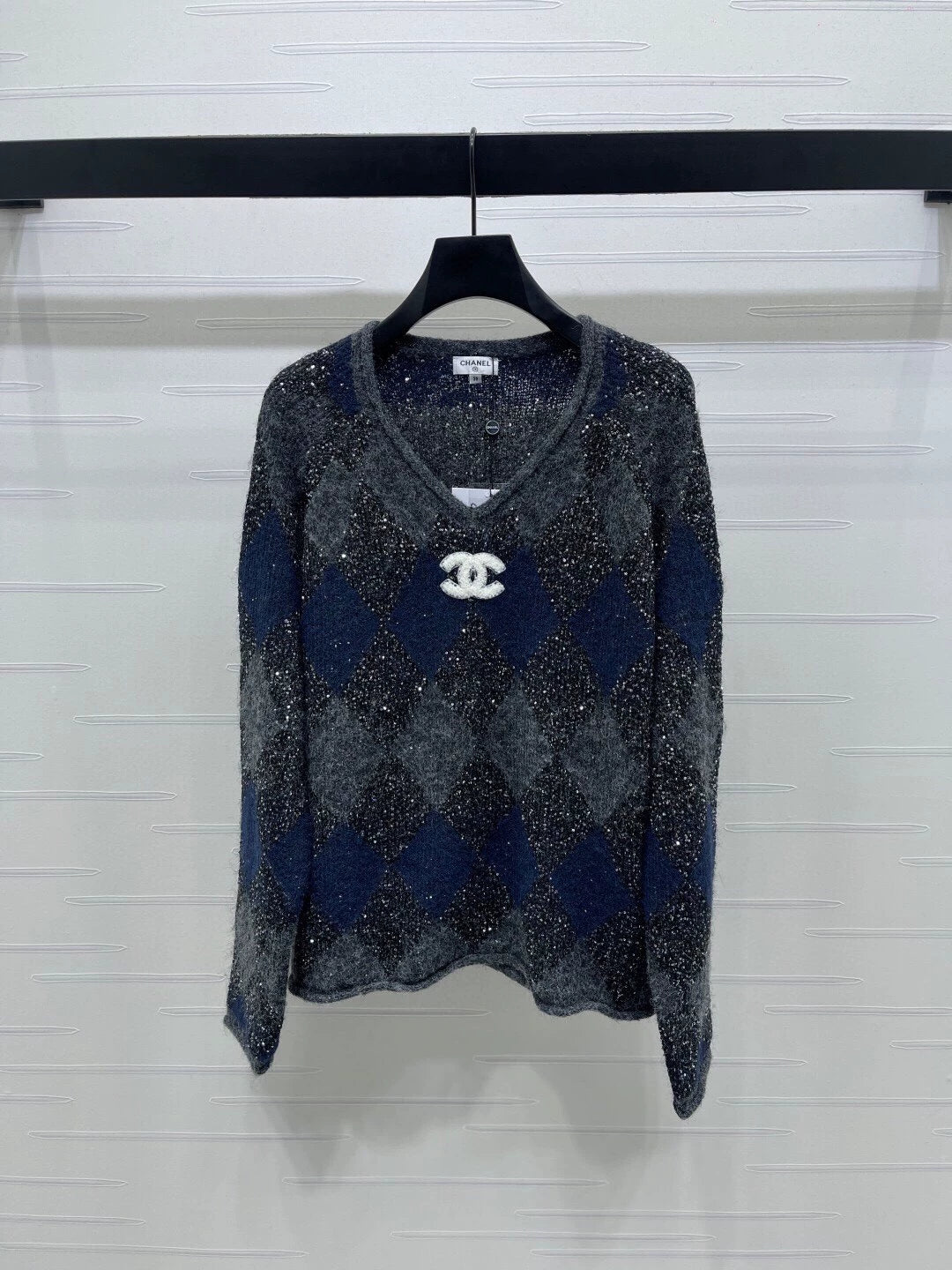 Lingge bead V-neck long sleeved shirt