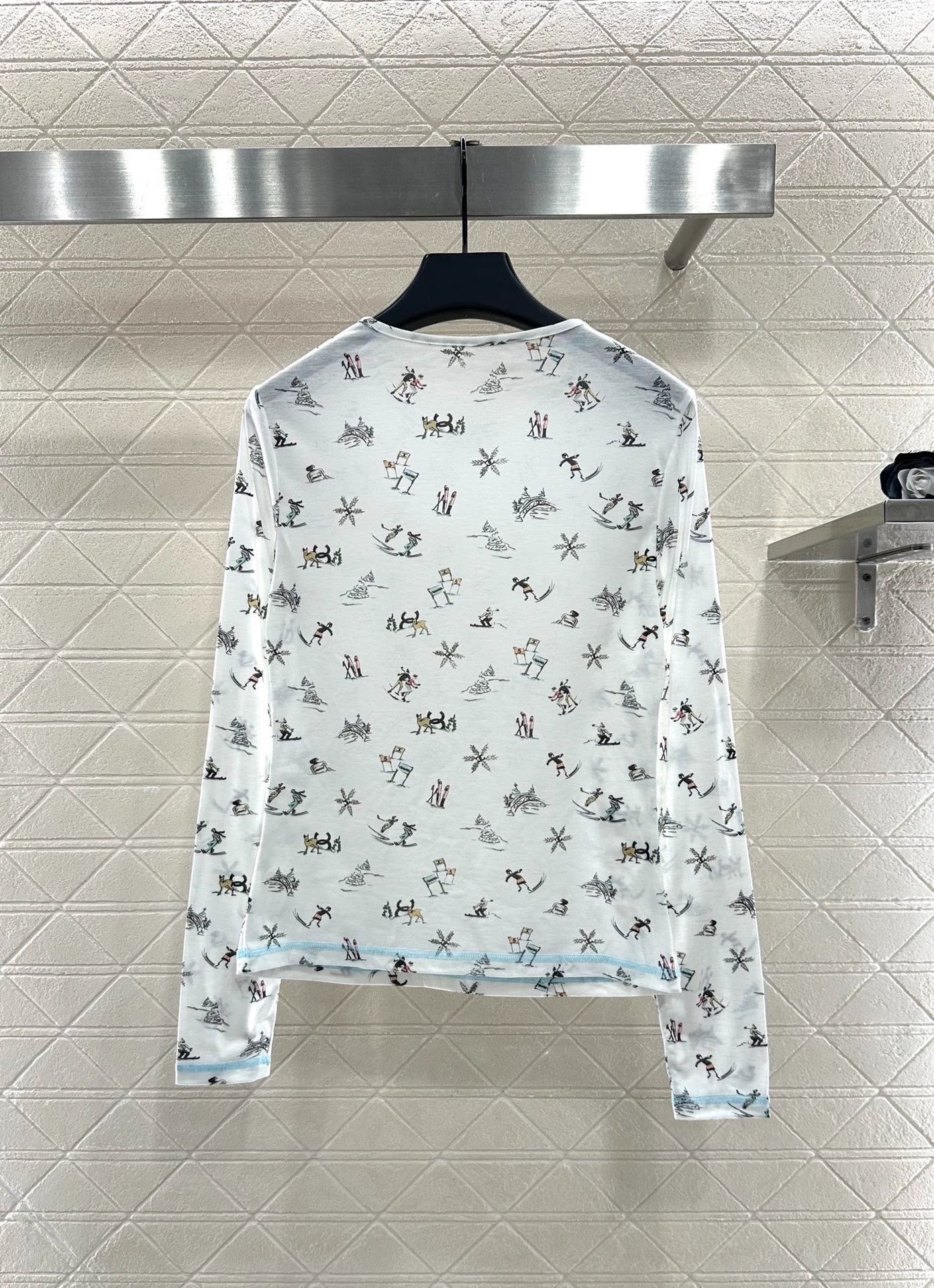 Round neck design ski print top