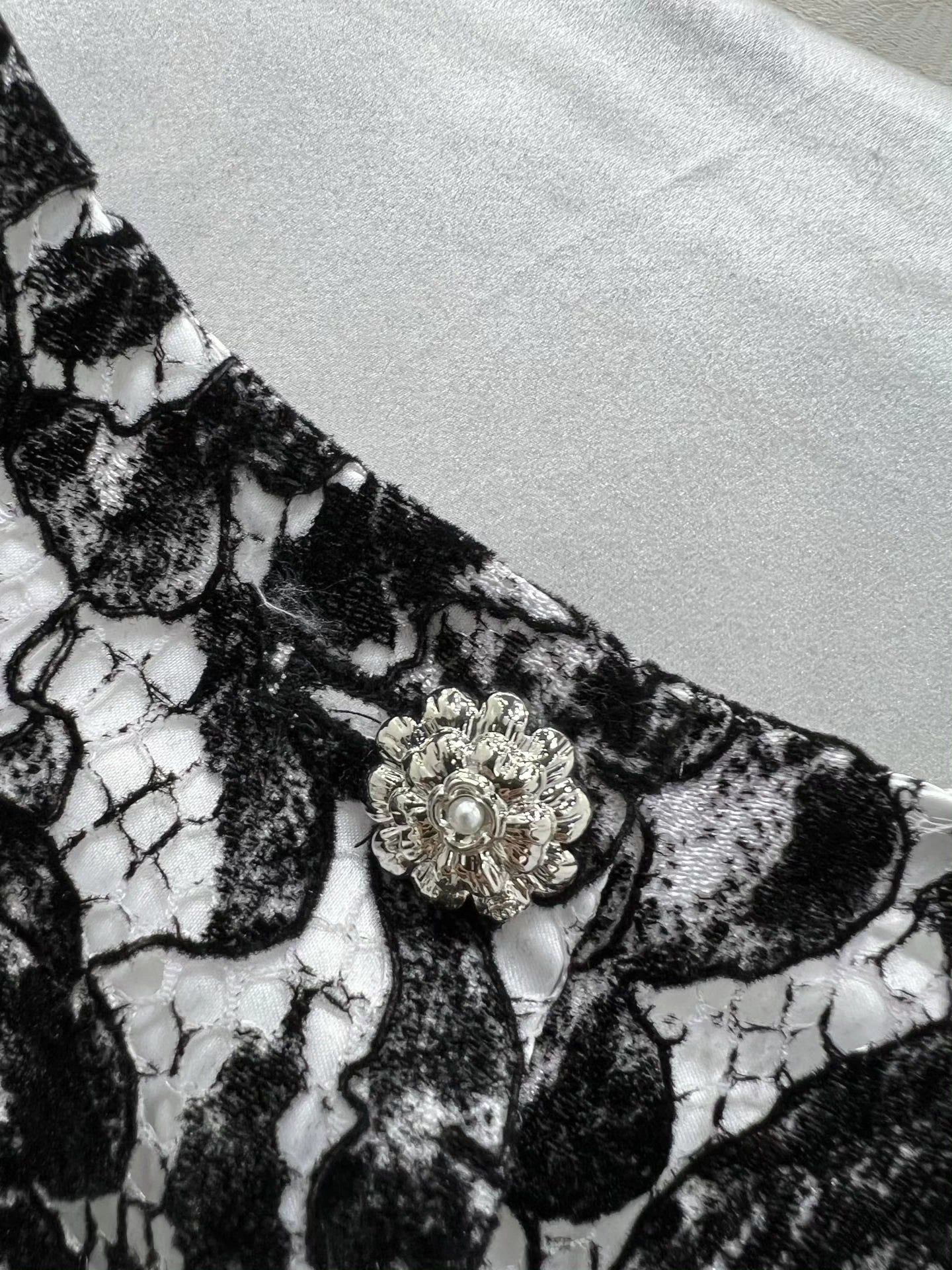 Xiaoxiangfeng lace trumpet long sleeved jacket