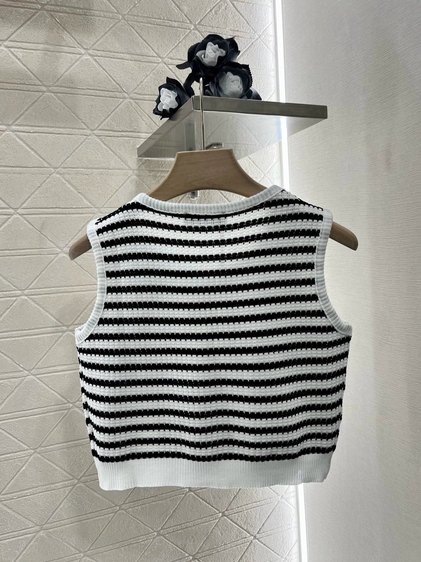 25 Spring and Summer New Contrast Stripe Embroidery Knitted Vest